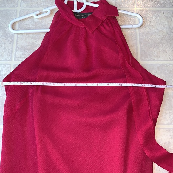 Beautiful raspberry colored Banana Republic sleeveless silk blouse - Picture 4 of 8